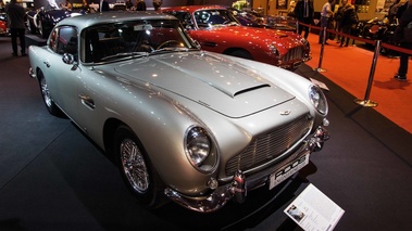 Rétromobile 2017 - Aston Martin DB5 gris 3/4 avant droit