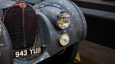 Rétromobile 2017 - Bugatti Type 57 SC Atlantic anthracite phares avant