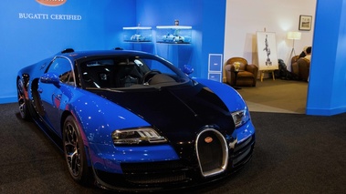 Rétromobile 2017 - Bugatti Veyron Grand Sport Vitesse bleu 3/4 avant droit