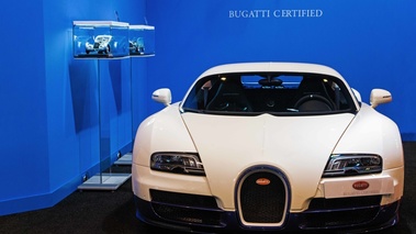 Rétromobile 2017 - Bugatti Veyron Super Sport blanc face avant