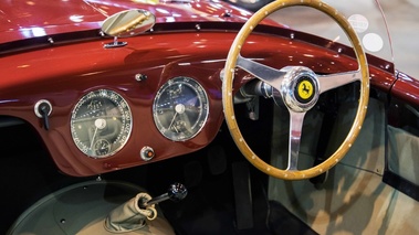 Rétromobile 2017 - Ferrari rouge tableau de bord