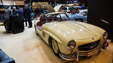 Rétromobile 2017 - Mercedes 300 SL blanc 3/4 avant droit portes ouvertes