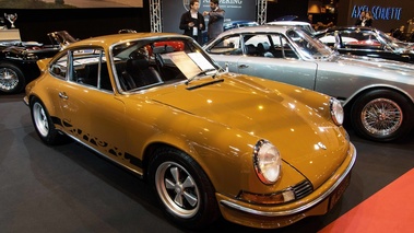 Rétromobile 2017 - Porsche 911 Carrera 2.7 RS marron 3/4 avant droit