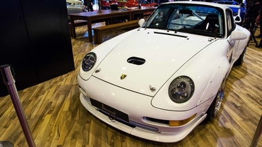 Rétromobile 2017 - Porsche 993 GT2 blanc 3/4 avant gauche