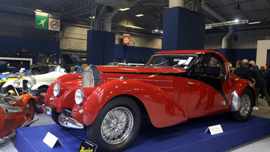 ArtCurial - Paris 2018 - Bugatti Type 57C Coupé Atalante rouge/noir 3/4 avant gauche