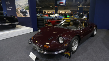 ArtCurial - Paris 2018 - Ferrari 246 GTS Dino bordeaux 3/4 avant gauche