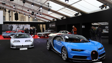 RM Auctions - Paris 2018 - Bugatti Chiron bleu/bleu 3/4 avant droit