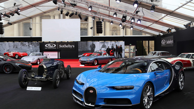 RM Auctions - Paris 2018 - Bugatti Chiron bleu/bleu 3/4 avant gauche