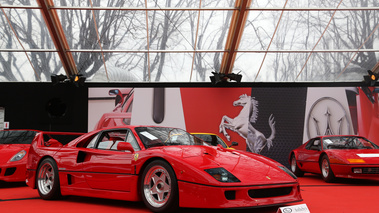 RM Auctions - Paris 2018 - Ferrari F40 rouge 3/4 avant droit