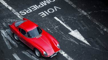 Rétromobile 2018 - Alfa Romeo 2000 Sportiva rouge 3/4 avant droit vue de haut