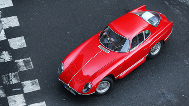 Rétromobile 2018 - Alfa Romeo 2000 Sportiva rouge 3/4 avant gauche vue de haut