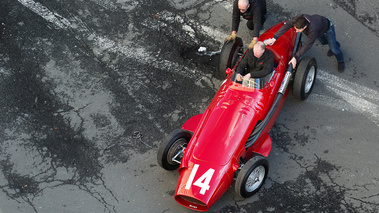 Rétromobile 2018 - ancienne rouge 3/4 avant gauche vue de haut