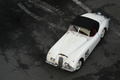 Rétromobile 2018 - Jaguar XK120 blanc 3/4 avant gauche vue de haut