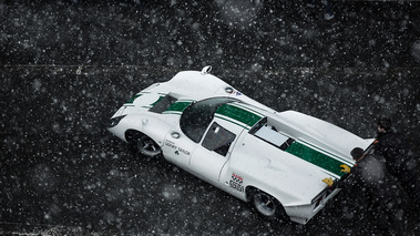 Rétromobile 2018 - Lola T70 blanc/vert 3/4 arrière gauche vue de haut