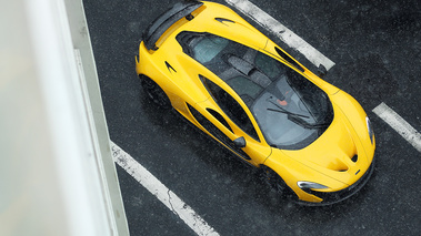 Rétromobile 2018 - McLaren P1 jaune 3/4 avant droit vue de haut