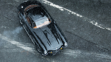 Rétromobile 2018 - Mercedes 300 SL noir 3/4 avant droit vue de haut