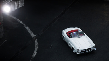 Rétromobile 2018 - Mercedes 300 SL Roadster blanc 3/4 avant droit vue de haut