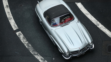 Rétromobile 2018 - Mercedes 300 SL Roadster gris 3/4 avant droit vue de haut