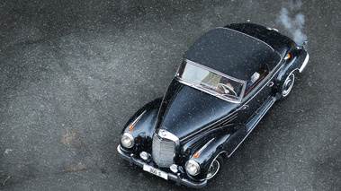 Rétromobile 2018 - Mercedes 300S Cabriolet noir 3/4 avant gauche vue de haut