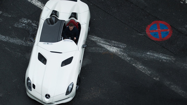 Rétromobile 2018 - Mercedes McLaren SLR Stirling Moss blanc 3/4 avant gauche vue de haut