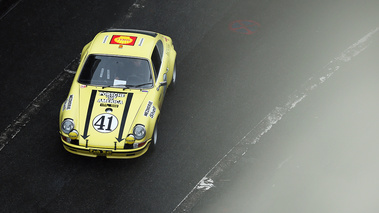 Rétromobile 2018 - Porsche 911 Carrera jaune 3/4 avant gauche vue de haut