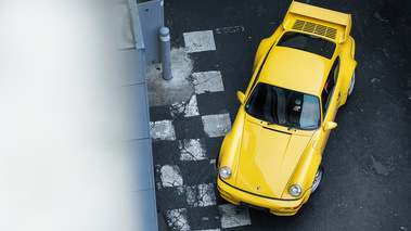 Rétromobile 2018 - Porsche 993 Carrera RS jaune 3/4 avant gauche vue de haut