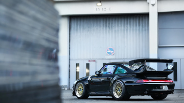 Rétromobile 2018 - Porsche 993 GT2 noir 3/4 arrière gauche