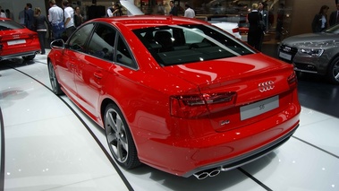 Salon de Francfort IAA 2011 - Audi S6 rouge 3/4 arrière gauche