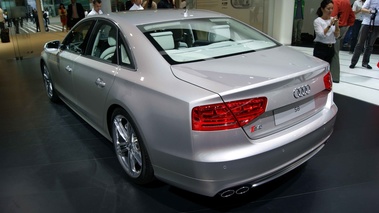 Salon de Francfort IAA 2011 - Audi S8 gris 3/4 arrière gauche
