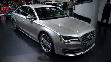 Salon de Francfort IAA 2011 - Audi S8 gris 3/4 avant droit