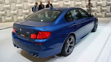 Salon de Francfort IAA 2011 - BMW M5 F10 bleu 3/4 arrière droit