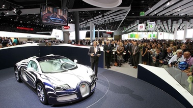 Salon de Francfort IAA 2011 - Bugatti Veyron Grand Sport L'Or Blanc 3/4 avant droit 2