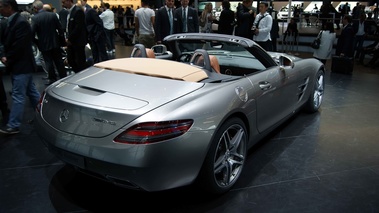 Salon de Francfort IAA 2011 - Mercedes SLS AMG Roadster gris 3/4 arrière droit