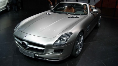 Salon de Francfort IAA 2011 - Mercedes SLS AMG Roadster gris 3/4 avant gauche