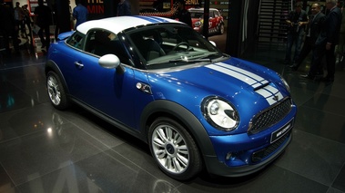 Salon de Francfort IAA 2011 - Mini Coupé Cooper S bleu/blanc 3/4 avant droit