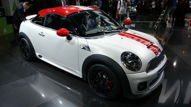 Salon de Francfort IAA 2011 - Mini Coupé JCW blanc/rouge 3/4 avant droit