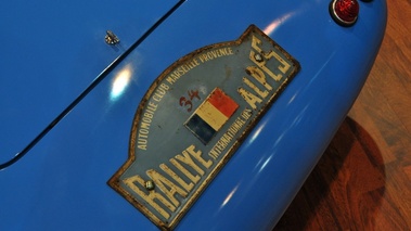 Détail plaque rallye des Alpes