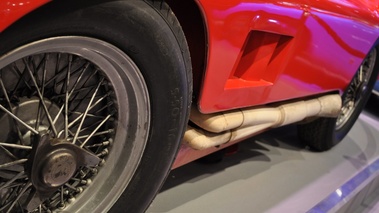 Ferrari rouge, détail échappement