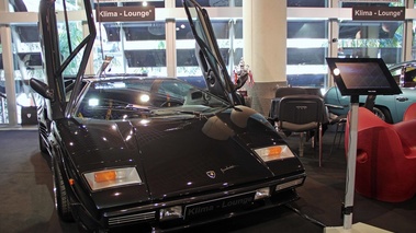 Lamborghini Countach Turbo noir face avant portes ouvertes