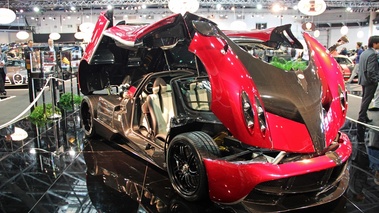 Pagani Huayra rouge 3/4 avant droit