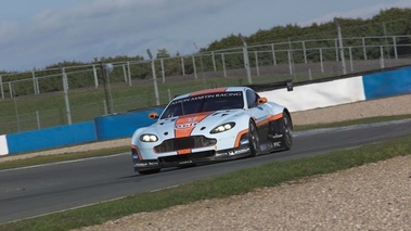 Aston Martin V8 vantage GTE 3/4 avant éloigné