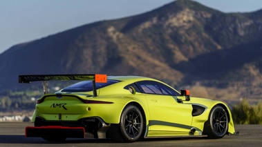 Aston Martin V8 Vantage GTE vert 3/4 arrière droit