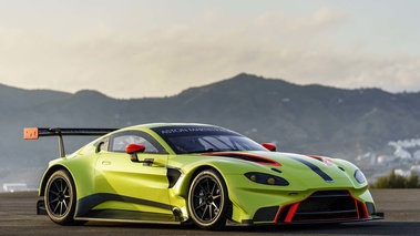 Aston Martin V8 Vantage GTE vert 3/4 avant droit