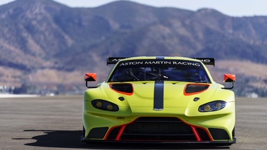 Aston Martin V8 Vantage GTE vert face avant