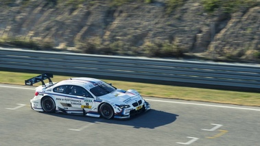 BMW M3 DTM blanc 3/4 avant droit vue de haut 2