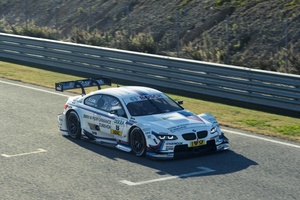 BMW M3 DTM blanc vue de 3/4 avant droit