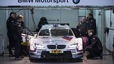 BMW M3 DTM blanc face avant