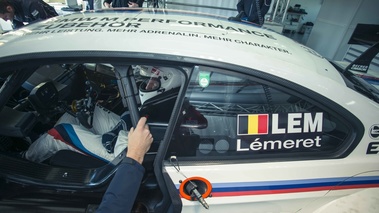 BMW M3 DTM blanc pilote 6