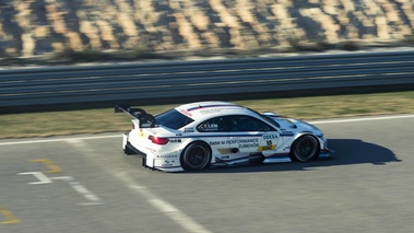 BMW M3 DTM blanc profil vue de haut