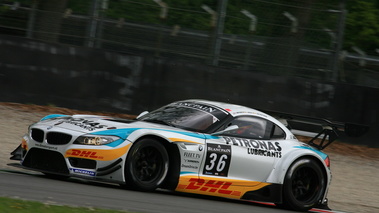 BMW Z4 GT3 gris 3/4 avant gauche filé penché